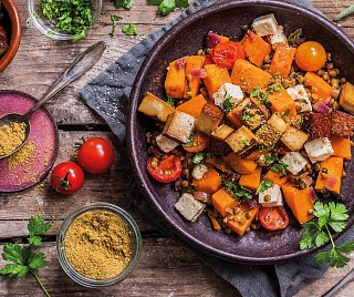 Pittige zoete aardappelen met linzen en schapenkaas