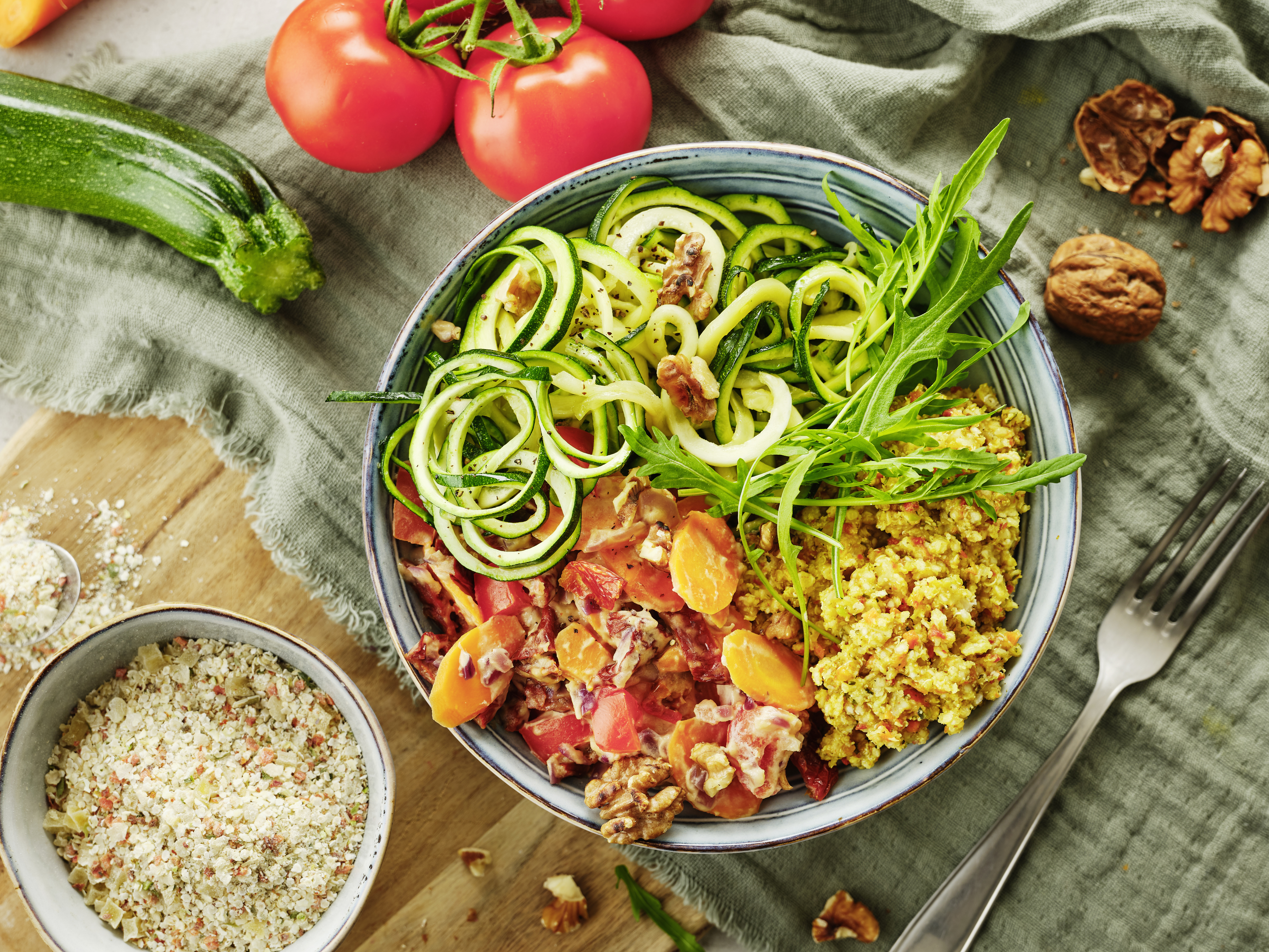 Zucchini-Nudel-Bowl mit cremiger Erdnusssoße
