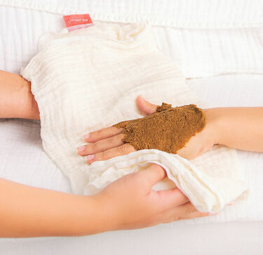 Abb.: AbraCaDabra Handpackung, Hände in PackTücher eingepackt